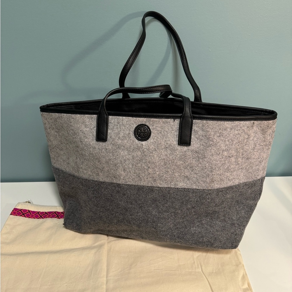 Like new:  Tory Burch Ashley Shopper Tote